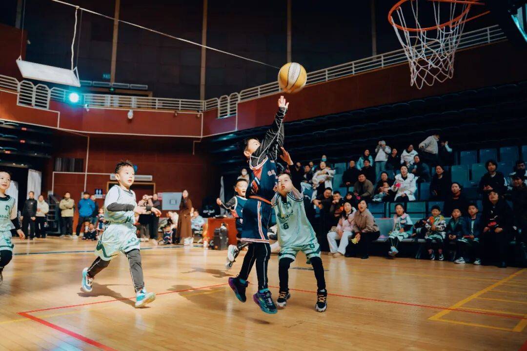 体育健儿齐聚擂台,篮球对阵激情迸发,精彩纷呈的简单介绍 体育健儿齐聚擂台,篮球对阵激情迸发,精彩纷呈的简单介绍