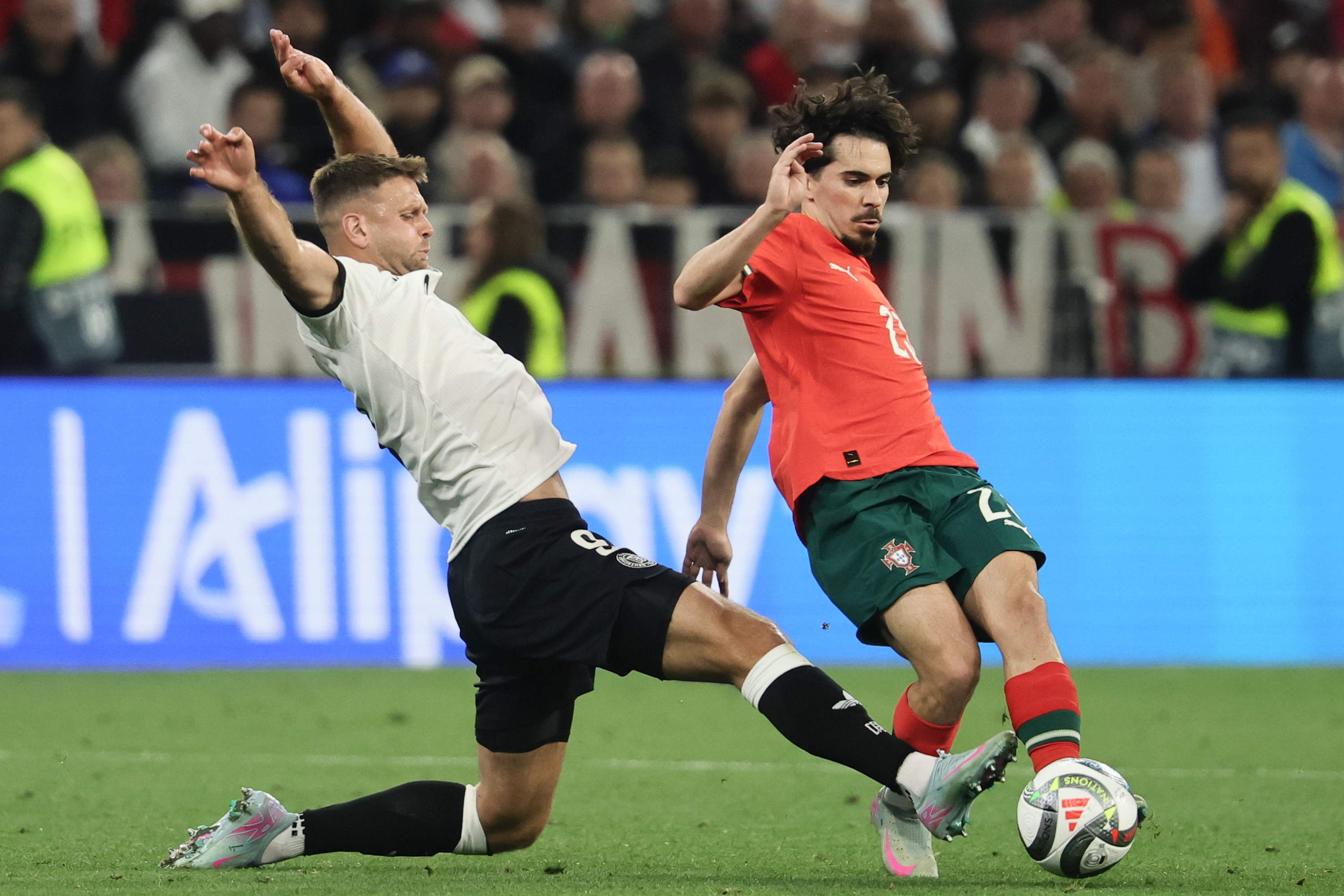 包含晋级关键时刻，欧洲两队拼尽全力的词条