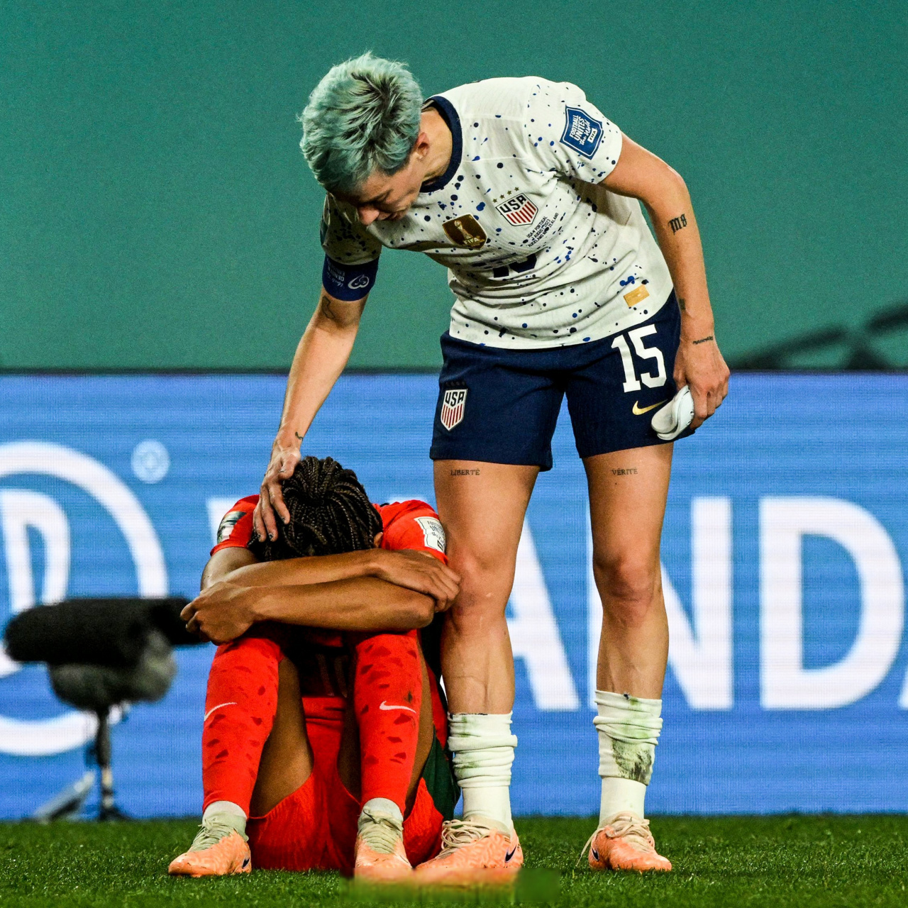 欧洲杯比赛连场较量，球员拼搏精神感人至深