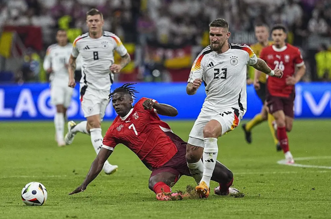 欧洲杯比赛连场较量，球员拼搏精神感人至深