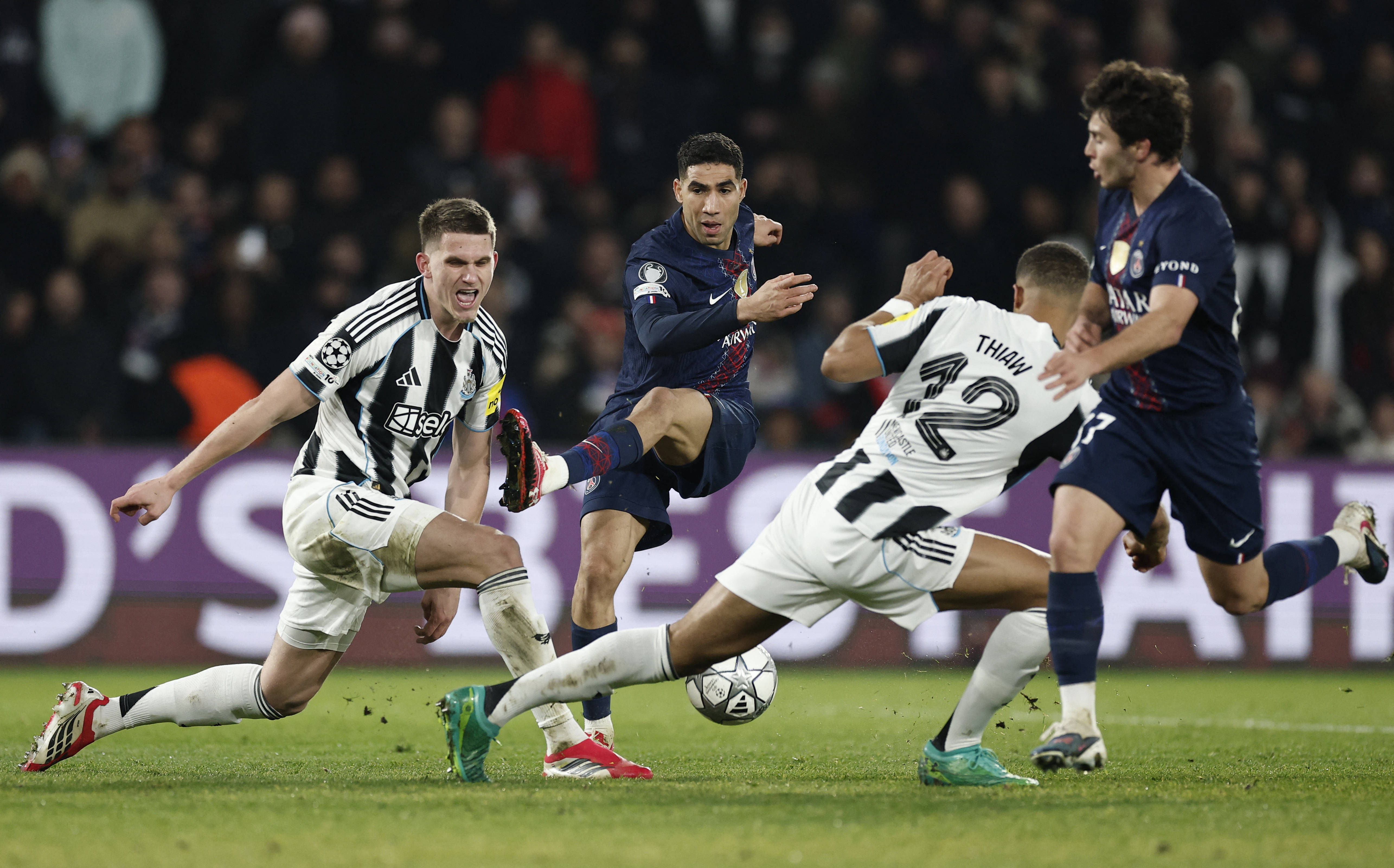 巴黎圣日耳曼连续客场失利，欧冠形势岌岌可危(巴黎圣日耳曼欧冠分析)