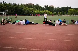 包含传统足球大赛如火如荼展开，激情四射的词条